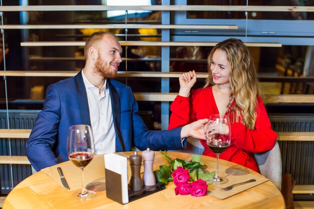 Pareja joven, sentar mesa, en, restaurante