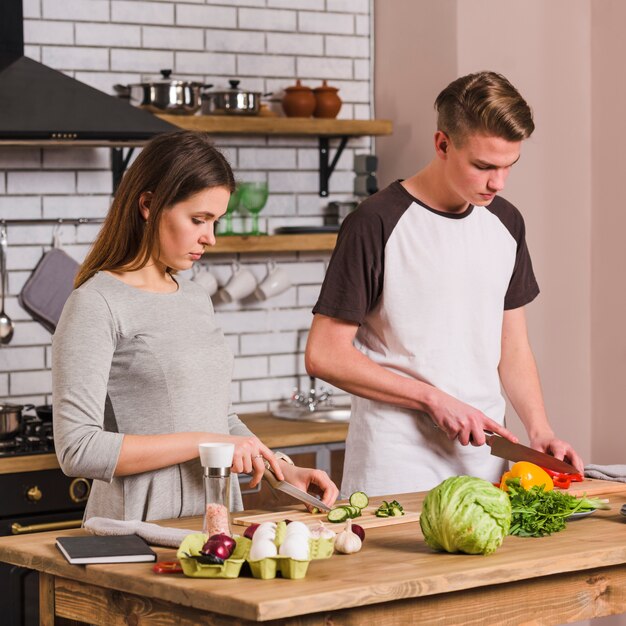 Pareja joven seria cocinar comida