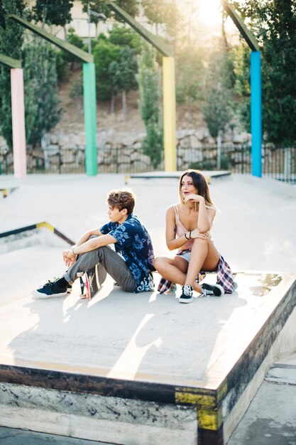 Pareja joven tras la sesión de patinaje