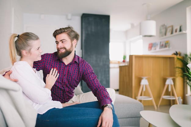 Pareja joven en el sofá en casa