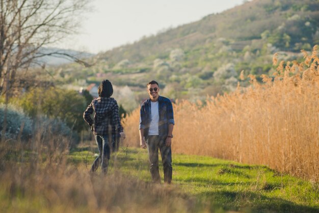 Pareja joven sonriendo en el bosque