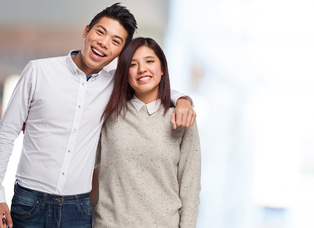 Pareja joven sonriendo juntos