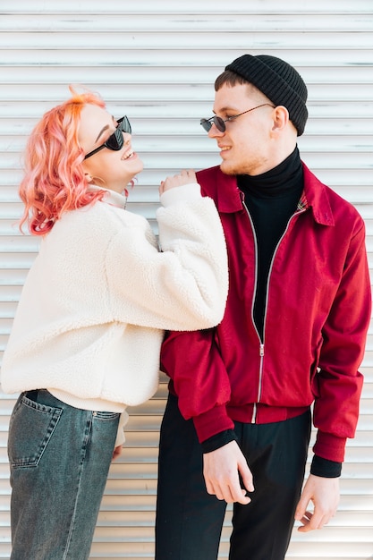 Pareja joven sonriendo y mirando el uno al otro