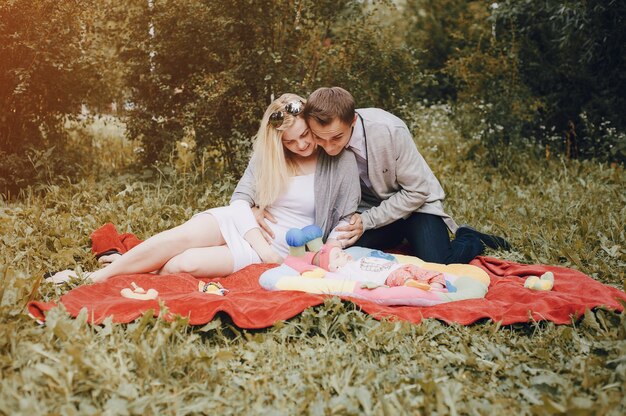 Pareja joven sonriendo con su bebé