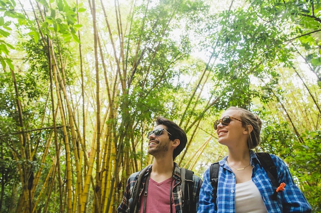 Pareja joven sonriente en bosque