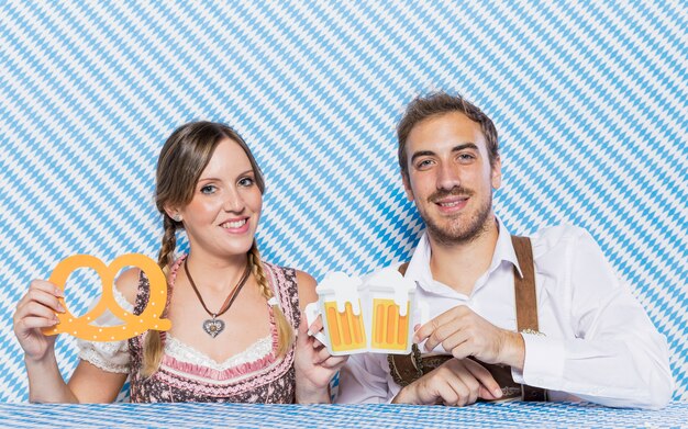 Foto gratuita pareja joven sonriente celebrando el oktoberfest