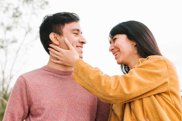 Foto gratuita pareja joven sonriente mirando el uno al otro