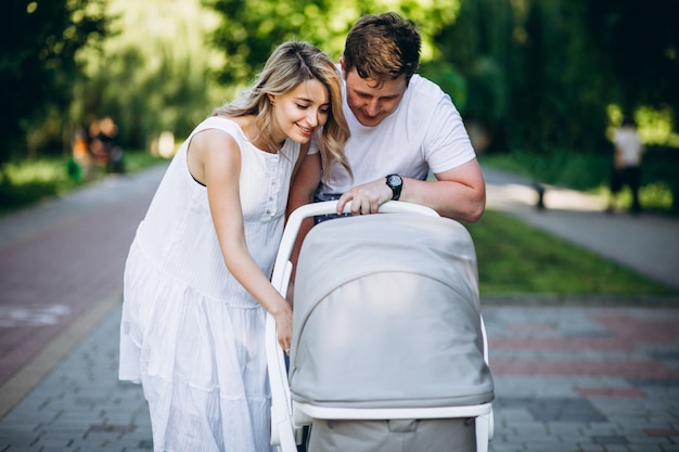 Pareja joven con su pequeña hija en el parque