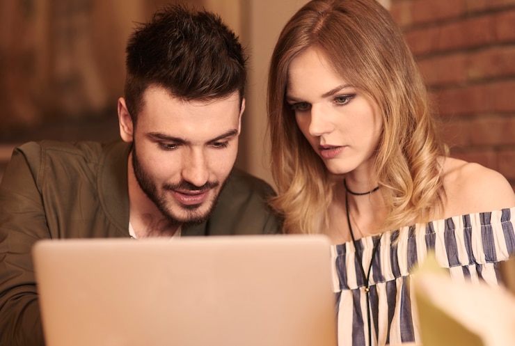 Foto gratuito pareja joven con tableta digital