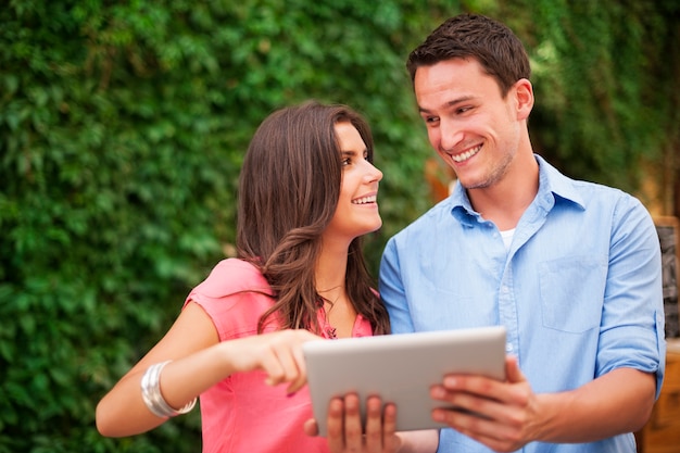 Pareja joven con tableta digital