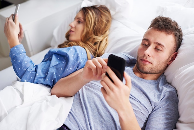 Pareja joven con tecnología inalámbrica