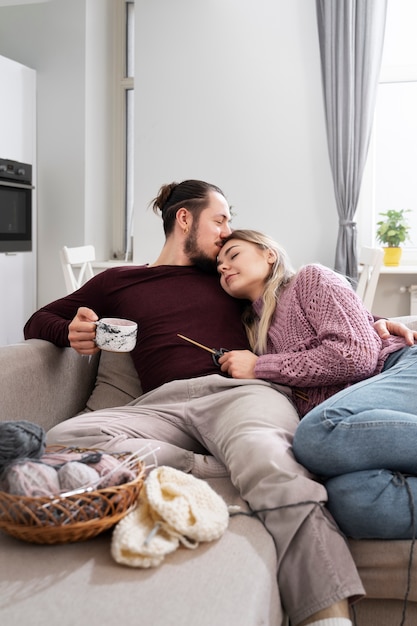 Pareja joven tejiendo juntos