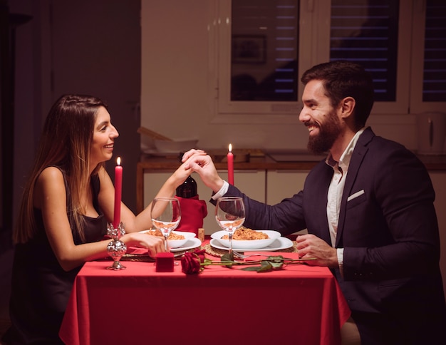 Pareja joven, teniendo, cena romántica