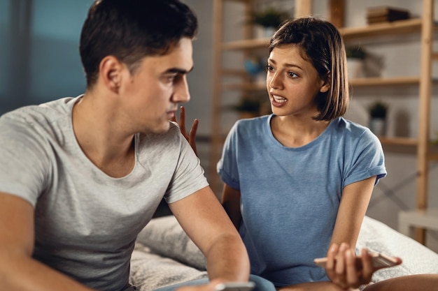 Pareja joven teniendo un conflicto y discutiendo en el dormitorio El foco está en la mujer