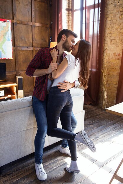 Pareja joven, teniendo, romántico, tarde, en casa, mujer, libro de lectura