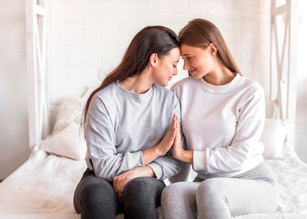 Pareja joven tocando las manos