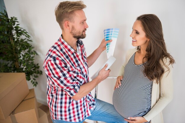 Pareja joven tomando una decisión sobre el nuevo color