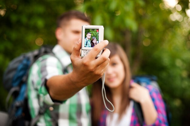 Pareja joven tomando fotos de sí mismos