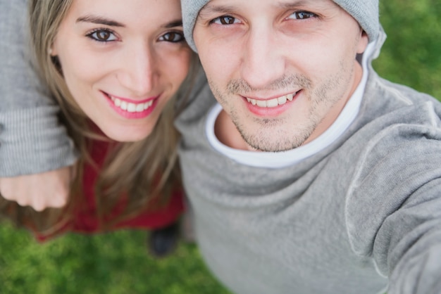 Pareja joven tomando selfie mientras citas al aire libre