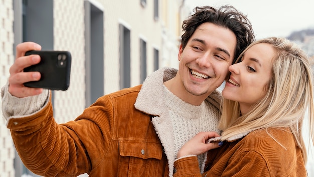 Foto gratuita pareja joven, tomar fotos