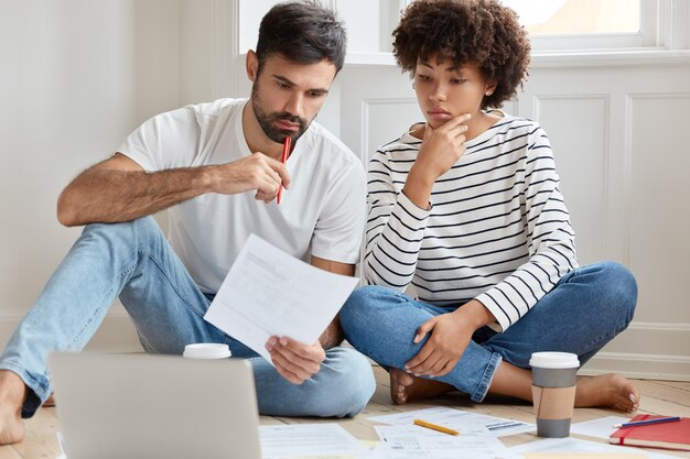 Foto gratuita pareja joven trabajando en casa