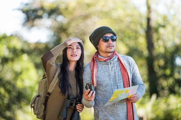 Pareja joven turista viaja en bosque de montaña