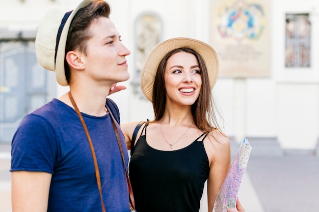 Pareja joven de turistas