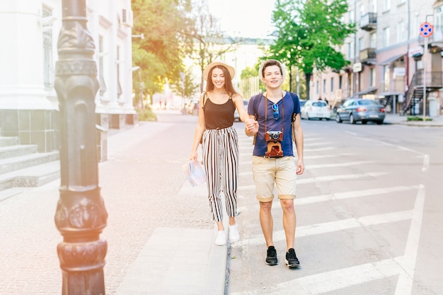 Foto gratuita pareja joven de vacaciones en ciudad