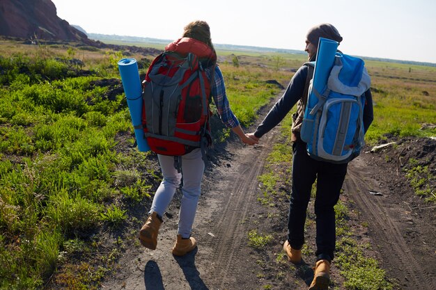 Pareja joven viajando en las montañas