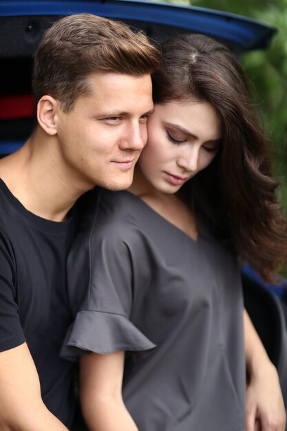 Pareja joven, viajar, en coche