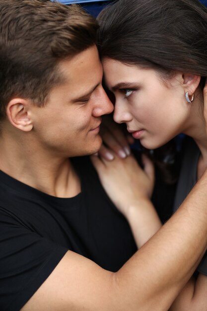 Pareja joven, viajar, en coche