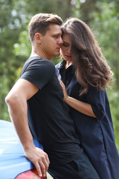 Pareja joven, viajar, en coche