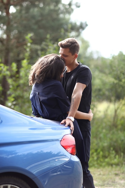 Pareja joven, viajar, en coche