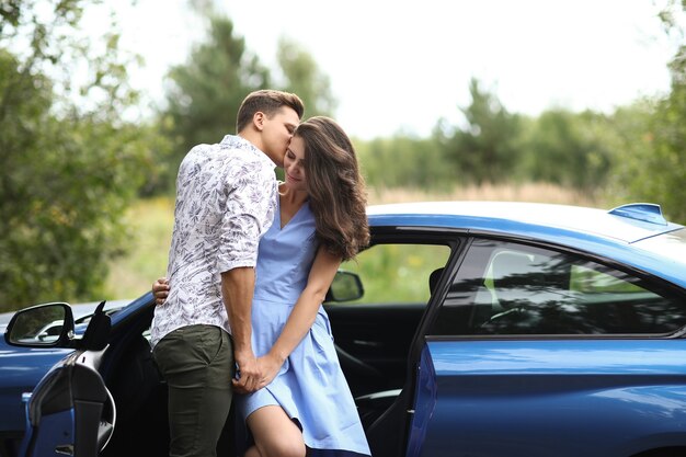 Pareja joven, viajar, en coche