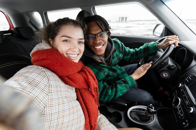 Foto gratuita pareja joven, viajar, con, coche