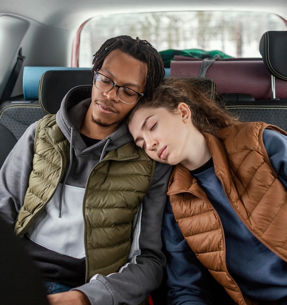 Foto gratuita pareja joven, viajar, en coche