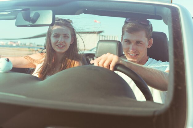 Pareja joven, viajar, en coche