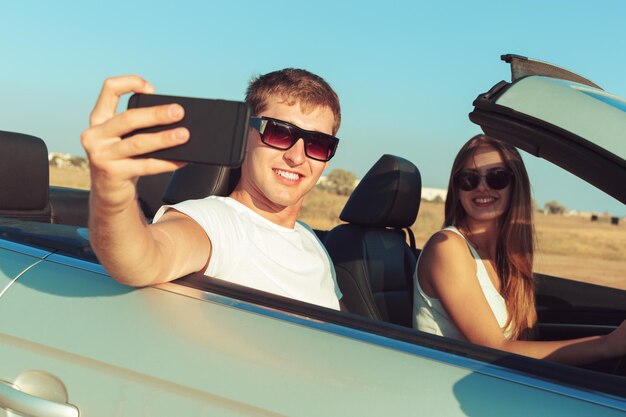 Pareja joven, viajar, en coche