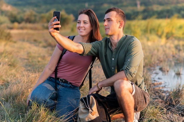 Foto gratuita pareja joven, viajar, juntos