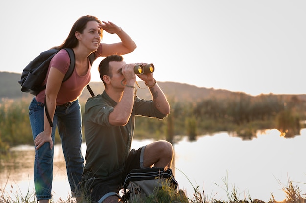 Pareja joven, viajar, juntos