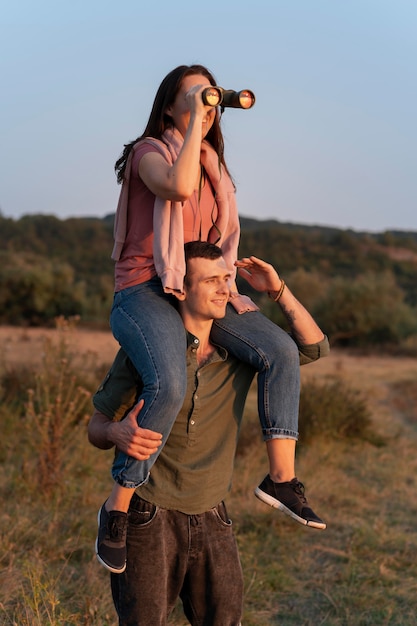 Pareja joven, viajar, juntos