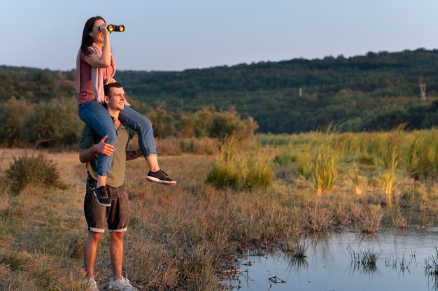 Pareja joven, viajar, juntos