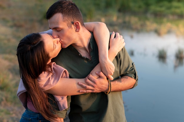 Pareja joven, viajar, juntos