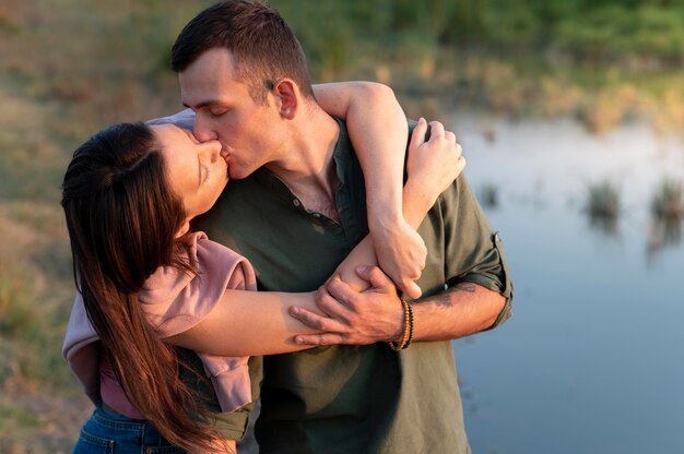 Pareja joven, viajar, juntos