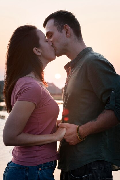 Pareja joven, viajar, juntos