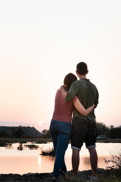 Pareja joven, viajar, juntos