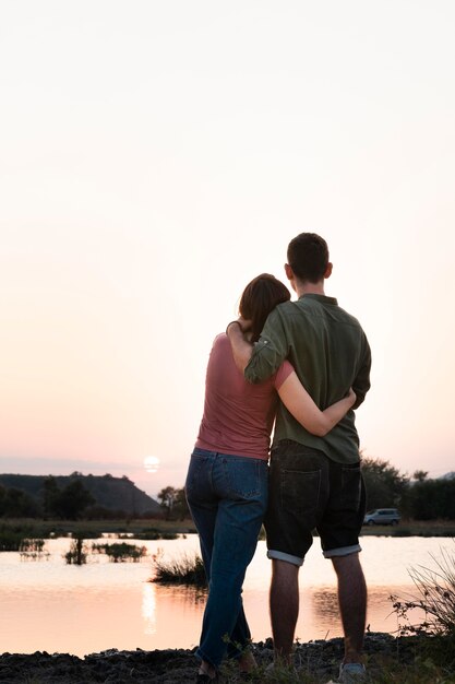 Pareja joven, viajar, juntos