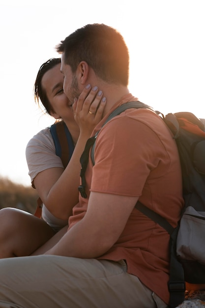 Pareja joven, viajar, juntos