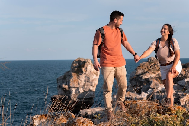 Foto gratuita pareja joven, viajar, juntos