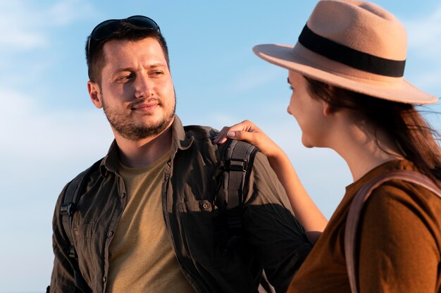 Pareja joven, viajar, juntos